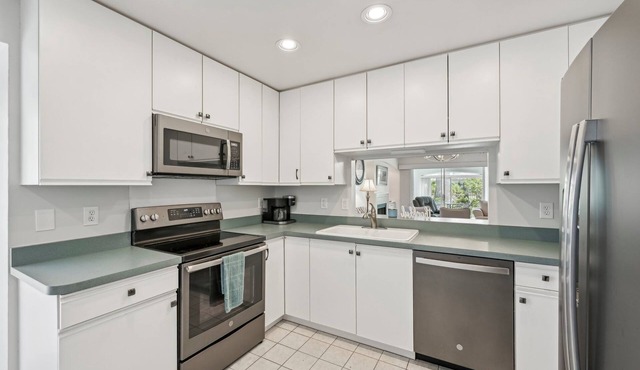 Cozy 3 bedroom with pool access close to Sarasota beaches, shopping & dining.n