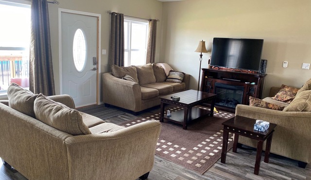 Cozy 3-bedroom Year Round house in Winnipeg Beach with AC,Heat WiFi. Come relax.