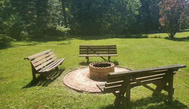 Cozy 3 BR 2 Bath Cottage with car and boat parking