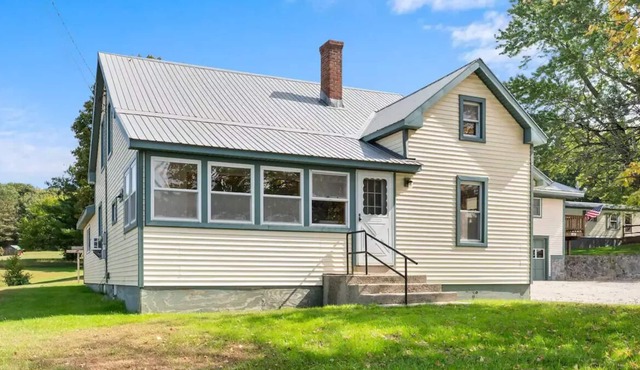 Cozy 3 BR Farmhouse near quaint town of Brandon VT