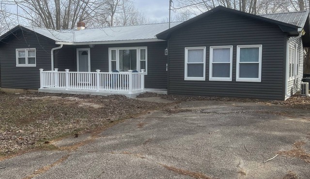 Cozy 3 br house one minute from Patoka Lake close to the Marina & many ramps