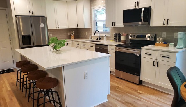 Cozy 3 BR in center of town w/work space. Walking distance to main attractions