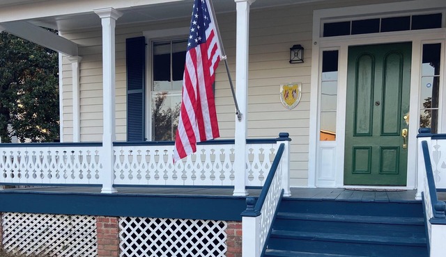 Cozy 3 BR in Historical District with screened in porch. Newly remodeled.