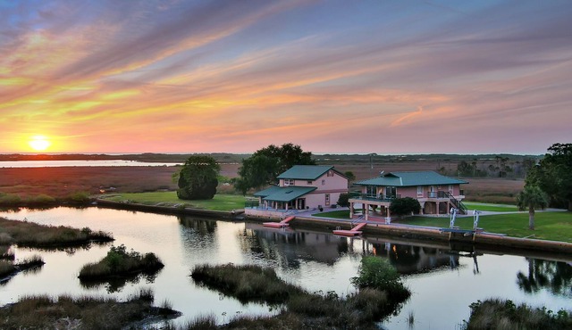 Cozy 3 BR Waterfront Vacation Home For Your Fishin Adventures!