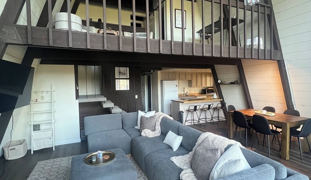 Cozy 3-Level cabin in Groveland with WiFi, stunning views, deck and hot tub