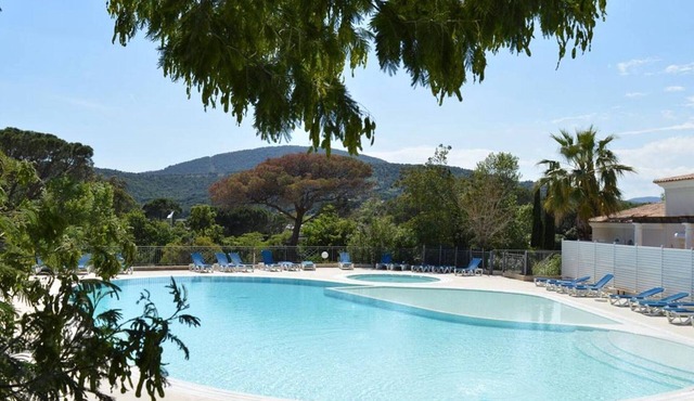 Cozy 3-Room Apartment in Sainte-Maxime with Pool, Terrace & Parking, Sleeps 6