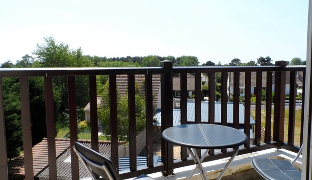 Cozy 3-Room Apartment Near Beach with Balconies and Parking in Cabourg