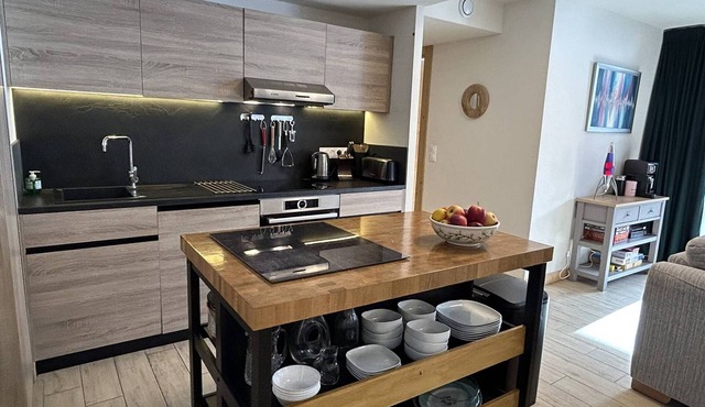 Cozy 3-room apt, ski-in/out, pool & spa, 8-10 ppl.