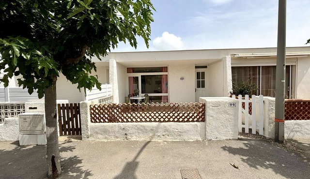Cozy 3-Room House, 6 Sleeps, Near Beach & Shops, 2 Terraces, Pet Friendly