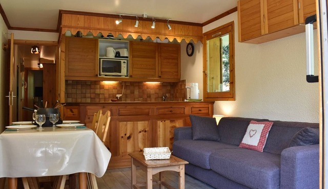 Cozy 3-Room Ski-In/Out Apartment with Summer Pool in Central Méribel, Sleeps 5