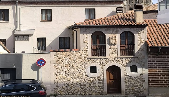 Cozy 3-story house 2 minutes from the Cathedral! Ideal for families and groups