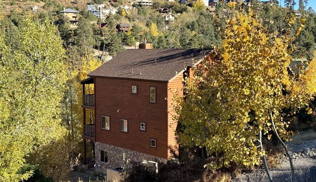 Cozy, 3-story, luxury cabin in the heart of Summerhaven!