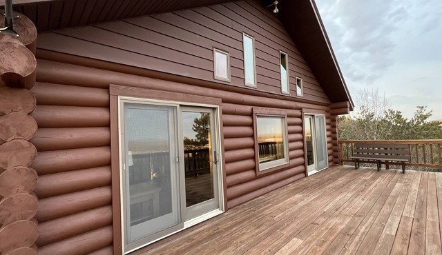 Cozy 3 story Log Cabin with space for the entire family and an amazing view