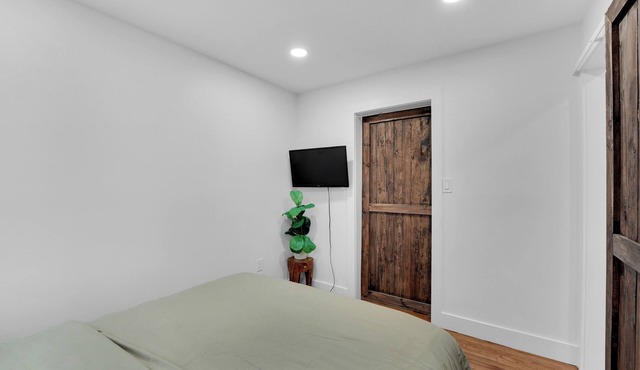 Cozy 3-bedroom condo with AC and WiFi in lovely North Brunswick Township