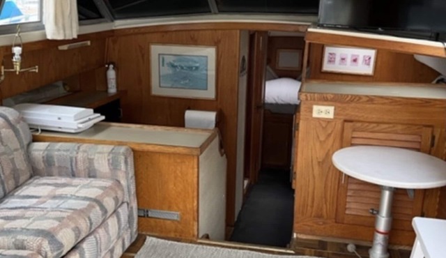 Cozy 34’ House Boat in Providence/East Providence Bay