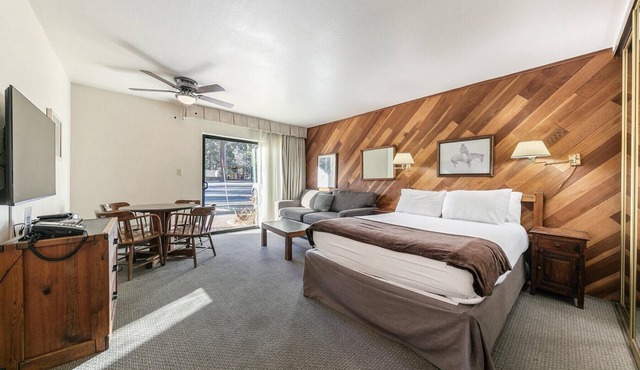 Cozy 360 sqft studio in Donner Lake Village, perfect for a tranquil getaway.