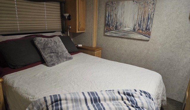 Cozy 38 foot RV minutes from Lake Ivie with boat parking/plug