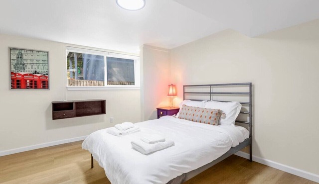 Cozy 3B1B Lower Unit with Waterfront Views