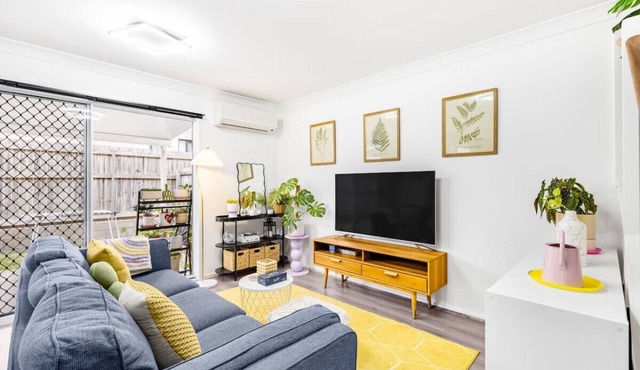 Cozy 3B2B Townhouse w/Parking/Backyard/Malls/Parks