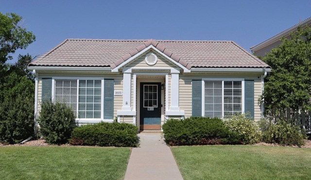 Cozy 3BD, 1.5 Bath Bungalow with Pergola Near Denver Airport