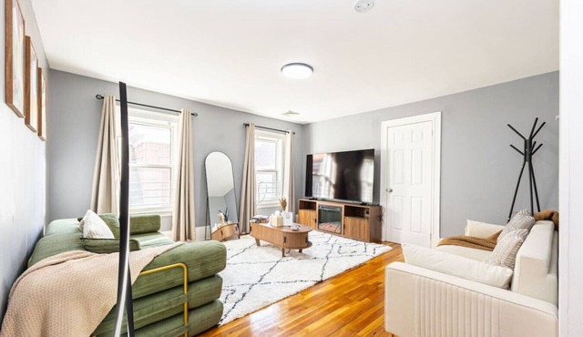 Cozy 3BD/1BA in Boston | Franklin Zoo, Boston Comm