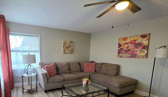 Cozy 3Bdrm Home RENOVATED bathrooms, Game Rm FencedYard & Fast WiFi DOG friendly