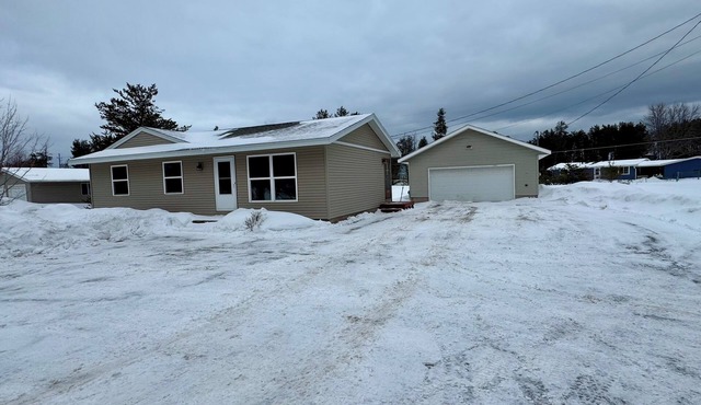 Cozy 3bedroom pet friendly home in peaceful Marquette perfect for relaxing stays