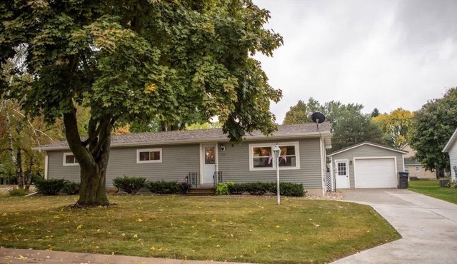 Cozy 3BR 1.5B Home in Marshfield Snow Removal Incl