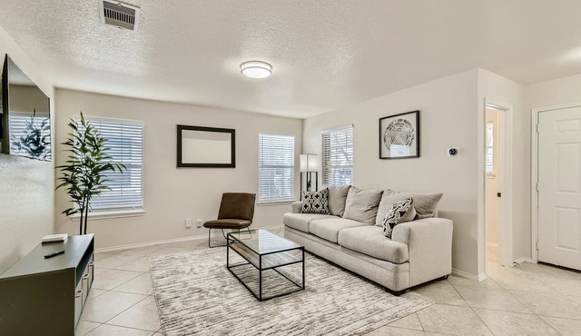 Cozy 3br/2.5ba home located near UTSA/1604