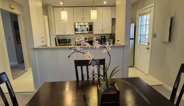 Cozy 3BR/2BA Ground-Level Unit with King Bed, Minutes to Short Pump Mall