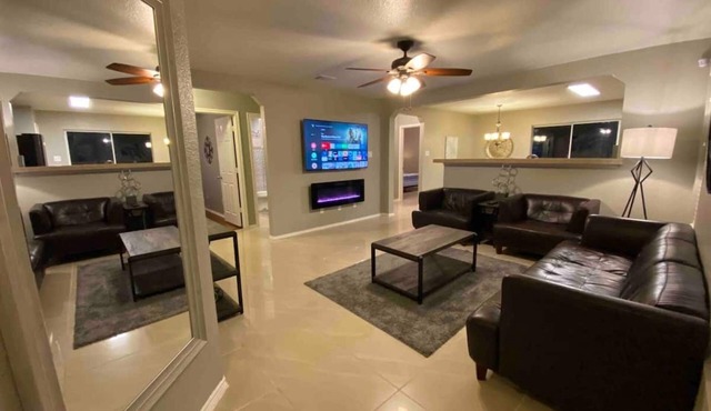 Cozy 3BR 2BA Longhorn Creek Retreat Near JW Marriott with Fenced Yard