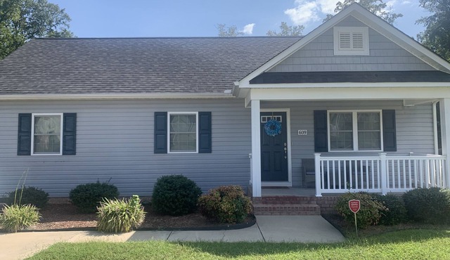 Cozy 3BR/2BA minutes from Ft. Lee military base!