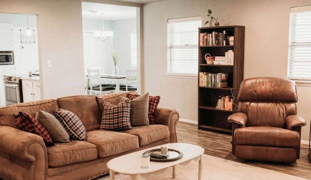 Cozy 3BR/2BA w/ spacious living room +2car garage!