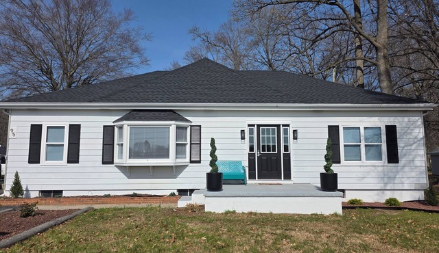 Cozy 3BR/2Bath Retreat on Half Acre Near Dover Attractions DE Turf