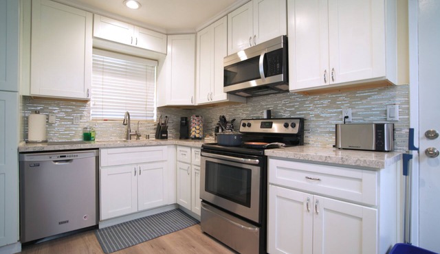 Cozy 3BR: AC & Great Location