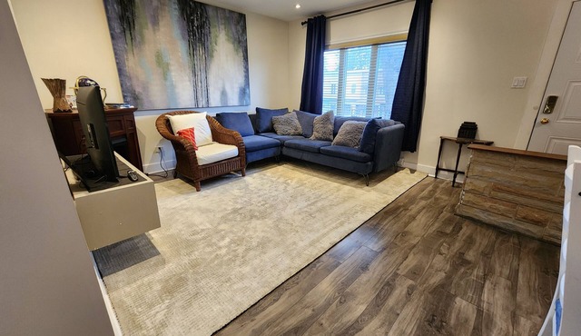Cozy 3BR Apartement, 15m Downtown, 10m Airport, Quiet neighborhood Very walkable