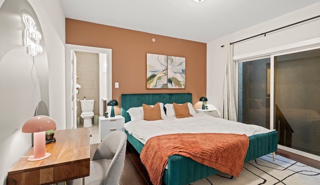 Cozy 3BR Apartment With Roofdeck Steps to Subway