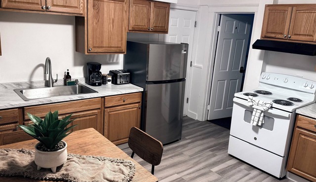 Cozy 3BR Apt with Parking, Desk & WiFi near Yale, Quinnipiac, SCSU & Hospitals