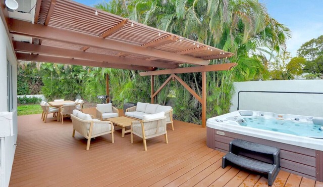 Cozy 3BR Biscayne Park Retreat w/Hot Tub and BBQ