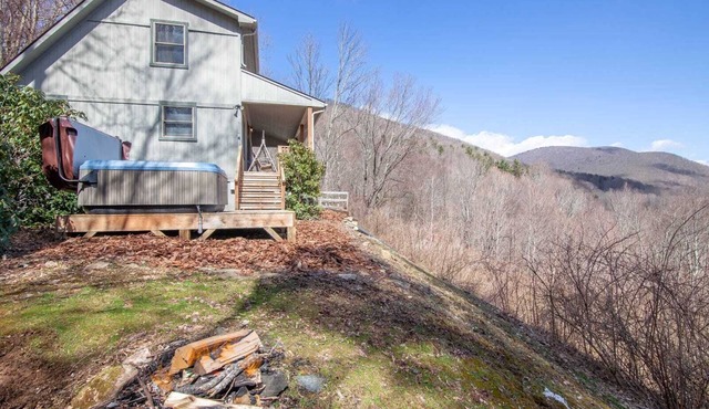 Cozy 3BR Cabin w/Long-Range Views, Hot Tub & Dog-Friendly