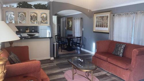 Cozy 3BR cabin with AC and Wi-Fi Fully Fenced