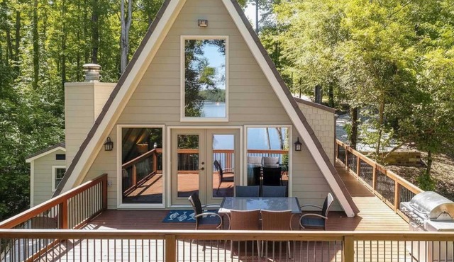 Cozy 3BR Cabin with Lake View in Dawsonville