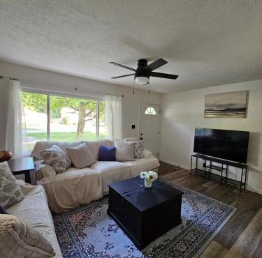 Cozy 3BR Cottage Near Headlands