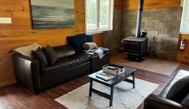 Cozy 3BR cottage on 100acres with hiking trails, firepit, woodstove & sauna