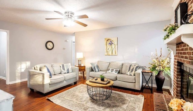 Cozy 3BR Cottage w/Fenced Yard l Dogs Welcome