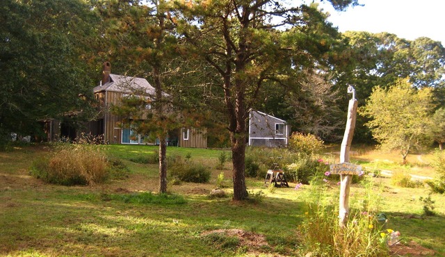 Cozy 3BR Cottage with Lambert's Cove Beach access