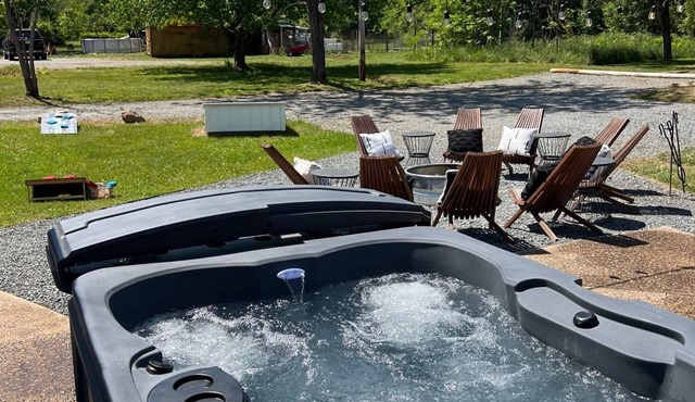 Cozy 3BR country cottage near Nelson 151 with a private hot tub, fire pit, yard games, and inviting indoor spaces. Perfect for families, couples, or friends looking to relax after wine tasting or mountain adventures.