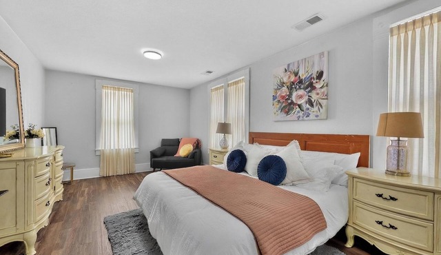 Cozy 3BR Downtown Farmington Short Walk to Shops & Dining