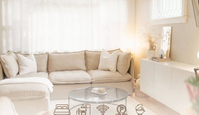Cozy 3BR Family Stay Belleville | BBQ + Firepit| Backyard | Parking | Workspace