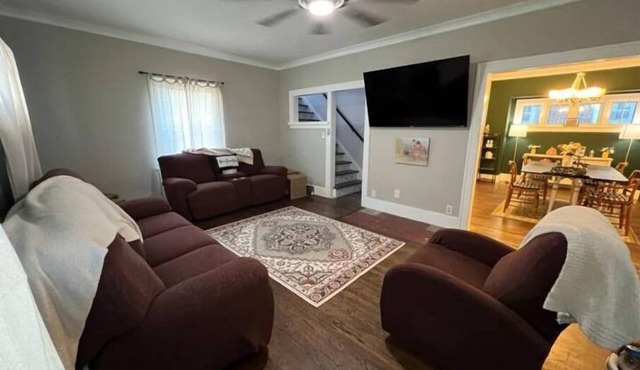 Cozy 3BR farmhouse retreat with fenced back yard